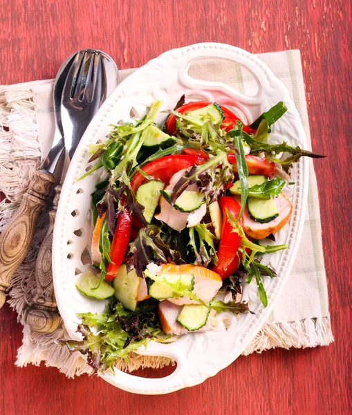 Tomate, pepino, peito de frango e salada de ervas — Fotografia de Stock
