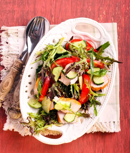 Tomate, pepino, peito de frango e salada de ervas — Fotografia de Stock