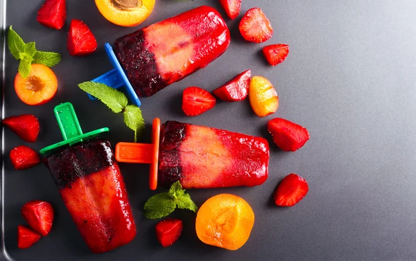 Helado de frutas y bayas en la superficie negra — Foto de Stock