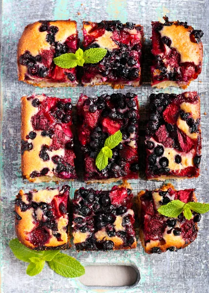 Pastel de coco y lima de bayas, rebanado a bordo — Foto de Stock