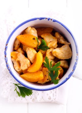 Kayısı ile tavuk göğsü 