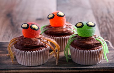 Cadılar Bayramı tatlı örümcek kek dekore edilmiştir.