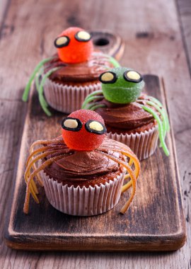 Cadılar Bayramı tatlı örümcek kek dekore edilmiştir. 