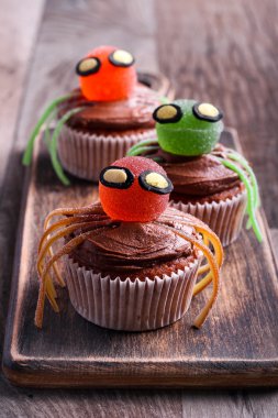 Cadılar Bayramı tatlı örümcek kek dekore edilmiştir. 