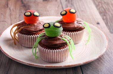 Cadılar Bayramı tatlı örümcek kek dekore edilmiştir. 