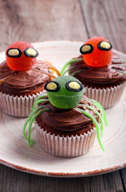 Cadılar Bayramı tatlı örümcek kek dekore edilmiştir.