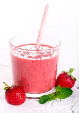 Bardakta çilekli smoothie. 