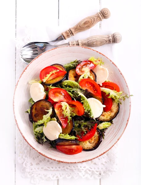 Баклажаны, помидоры и салат моцарелла — стоковое фото