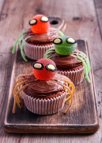 Cadılar Bayramı tatlı örümcek kek dekore edilmiştir. 