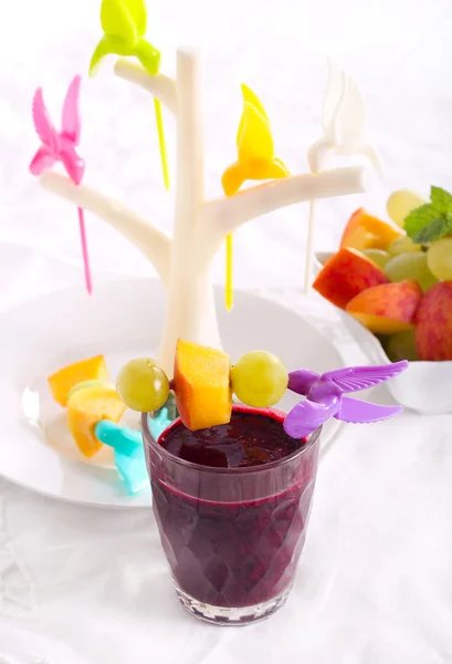 Smothie di bacche e frutta su bastoncini — Foto Stock