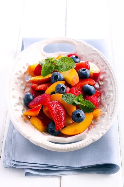 Obst- und Beerensalat auf dem Teller — Stockfoto