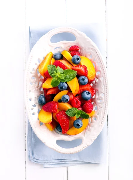 Plaka üzerinde meyve ve meyve salatası — Stok fotoğraf