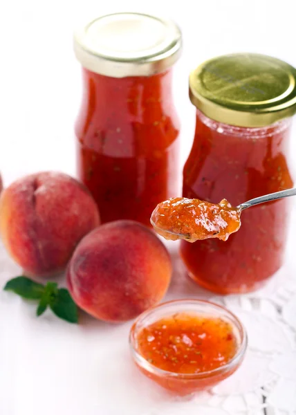 Marmellata di pesche e rosmarini in piccola ciotola — Foto Stock