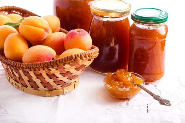 Abrikozenjam op tafel — Stockfoto