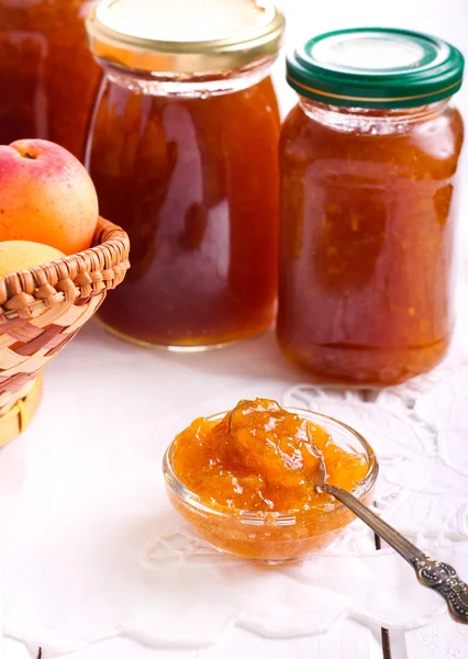 Marillenmarmelade in kleiner Schüssel — Stockfoto