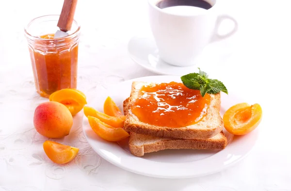 Marmellata di albicocche sopra pani tostati — Foto Stock