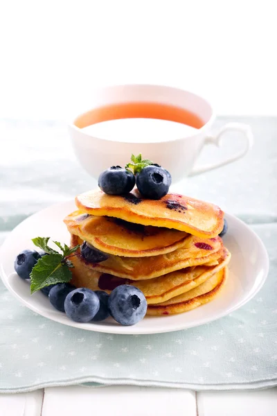 Blaubeer-Pfannkuchen im Stapel — Stockfoto