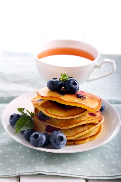 Blaubeer-Pfannkuchen im Stapel — Stockfoto