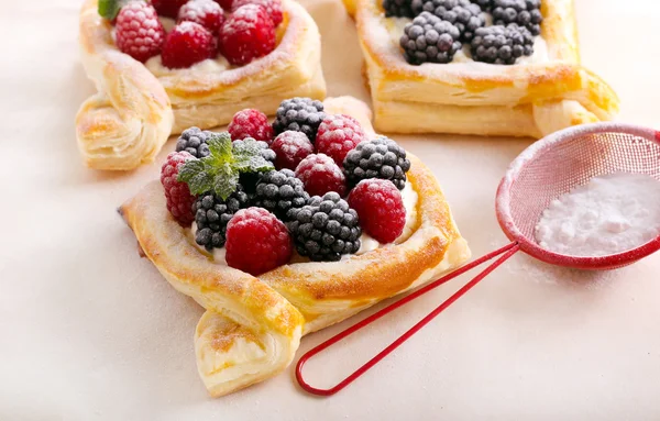 Puff pastry cakes with cream filling — Stock Photo, Image