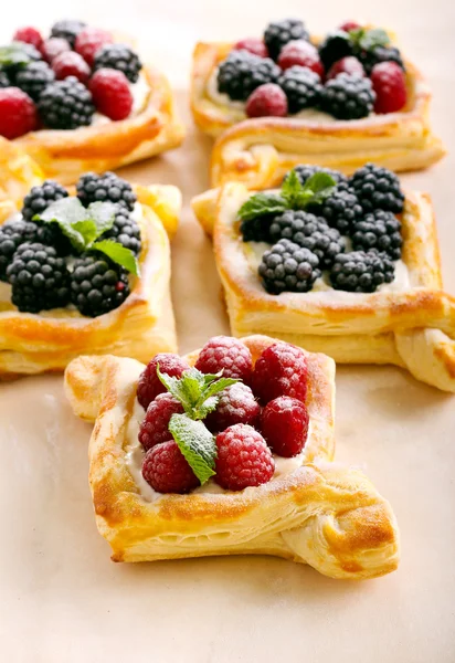 Torte di pasta sfoglia con ripieno di crema — Foto Stock