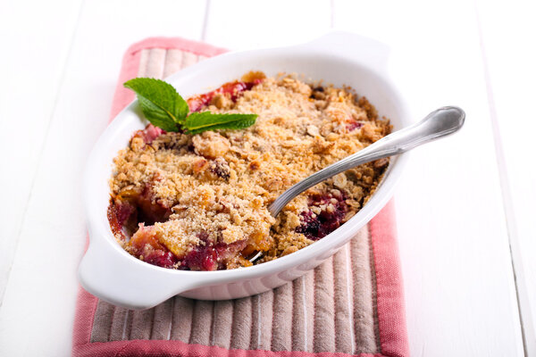 Fruit and berry crumble cake 
