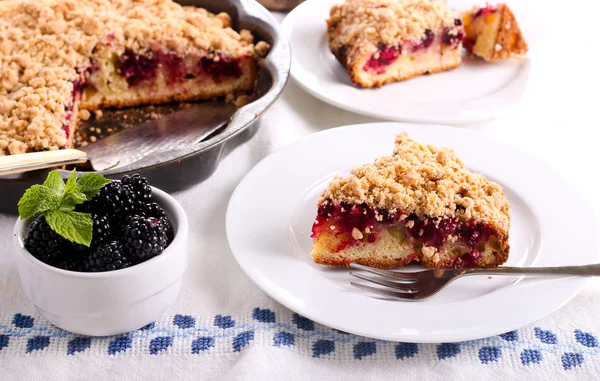 Blackberry crumble topping cake — Stock Photo, Image