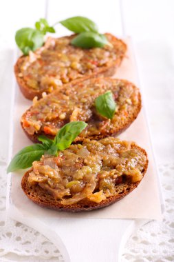 Kahverengi ekmek üzerine yayılmış patlıcan 