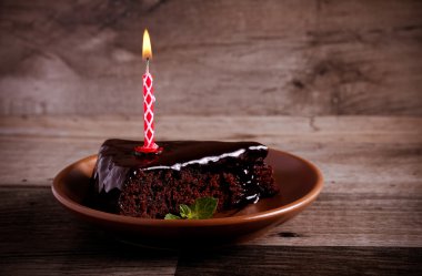 Çikolata sır ile çikolatalı kek dilimi 