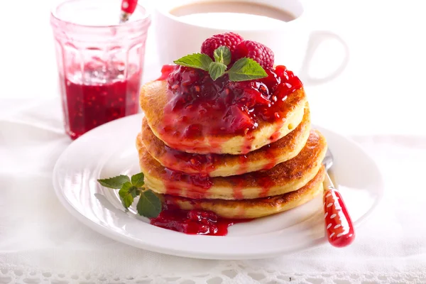 Panqueques con coulis de frambuesa y melocotón — Foto de Stock