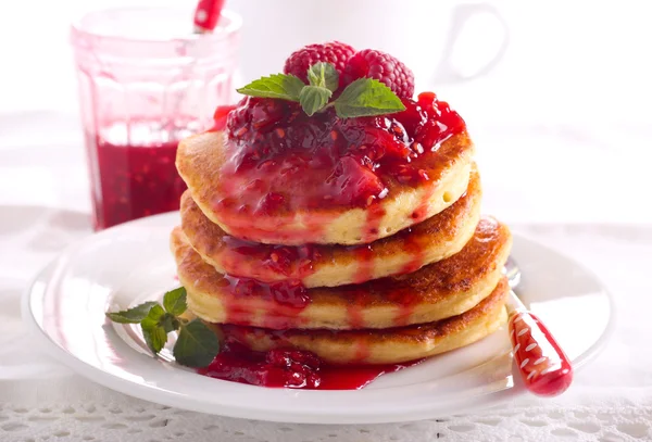 Panquecas com framboesa e pêssego coulis — Fotografia de Stock