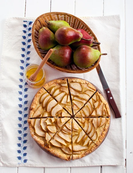 Gâteau aux poires et au miel à bord , — Photo