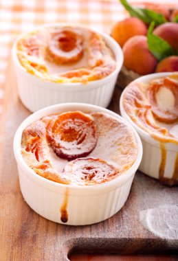 Kayısı pudingler ramekins içinde 