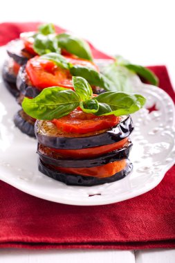 Közlenmiş Patlıcan ve domates yığını 