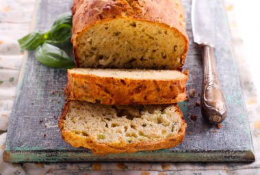 Peynir, ot ve kabak ekmek 