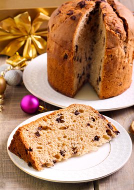 Panettone plaka üzerinde çikolata ile