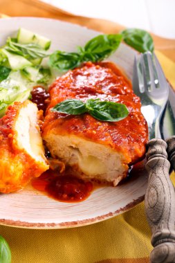 Mozzarella peyniri tavuk göğsü dolması 