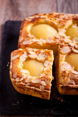 Haşlanmış armut ve bademli tart