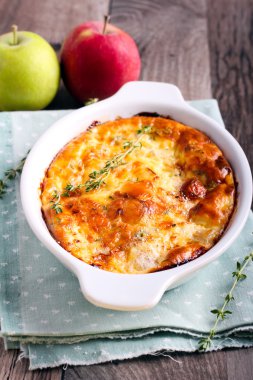 Peynir, kekik ve elma sufle