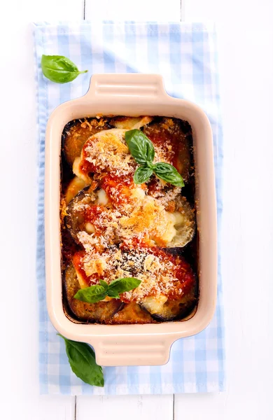 Berenjena, tomate y queso hornear en una lata —  Fotos de Stock