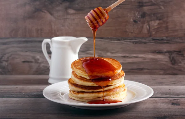 Honey stick pouring honey — Stock Photo, Image