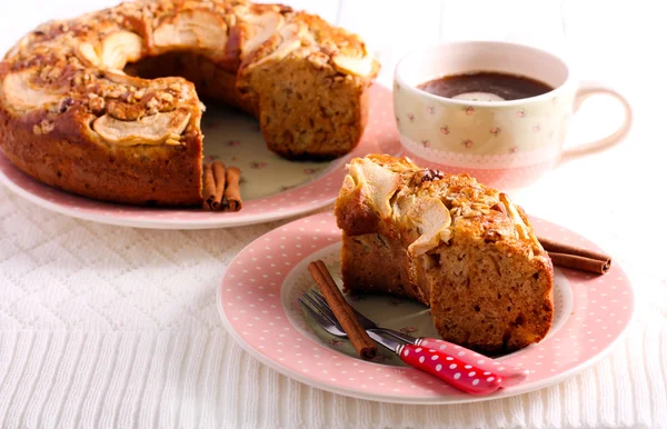 Gâteau au café à la compote de pommes, tranché sur une assiette — Photo