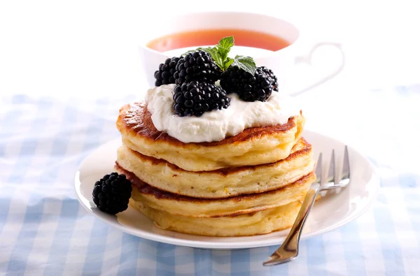 Pancakes with sour cream and blackberry — Stock Photo, Image