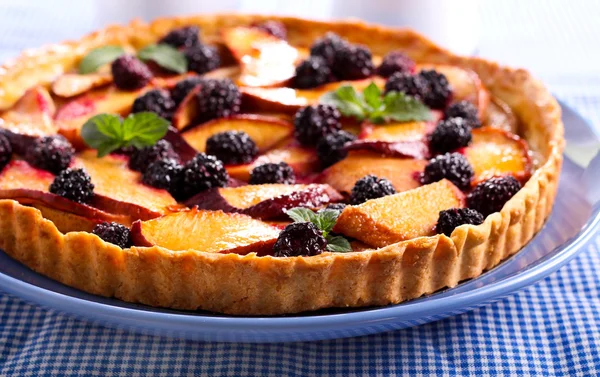 Tarta de frutas y bayas en el plato — Foto de Stock