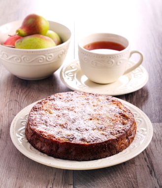 Krema şeker ile armut sünger kek 