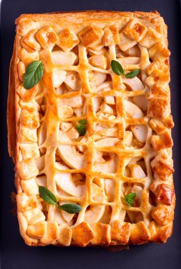 Elmalı turta siyah tepsi