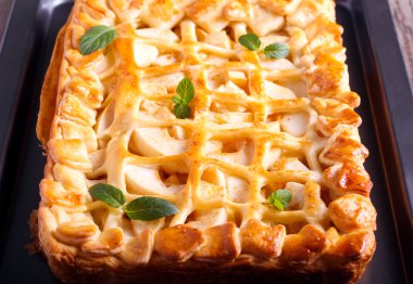 Elmalı turta siyah tepsi