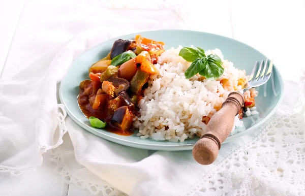 脇にご飯と野菜のラグー — ストック写真