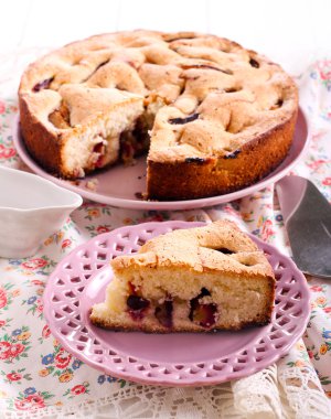 Erik sünger kek dilimi plaka üzerinde