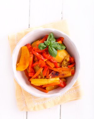 Bir kasede sebze güveci