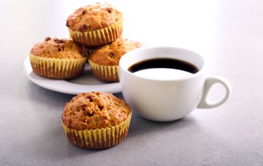 Kuru üzüm ile havuç muffins
